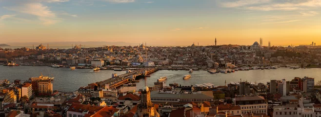 Poster Groot panorama van het landschap van Istanbul tijdens zonsondergang. Reis naar Turkije. © 9parusnikov
