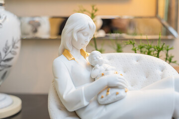 estatua de una madre y su bebe en brazos, hermoso decorativo para el hogar, toma cerrada.