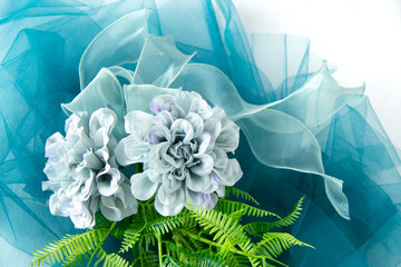 ターコイズブルーのチュールの上の美しいブルーグレーのダリアの花束