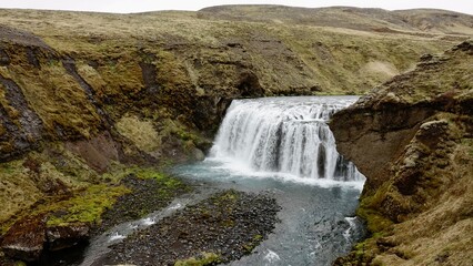 Landschaft im Süden Islands, Wanderung an einem Flusslauf.