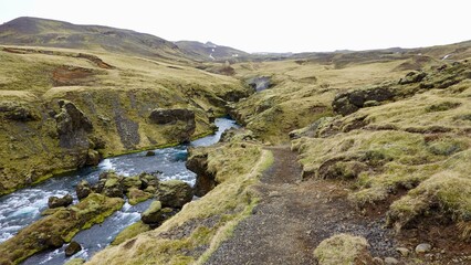 Landschaft im Süden Islands, Wanderung an einem Flusslauf.