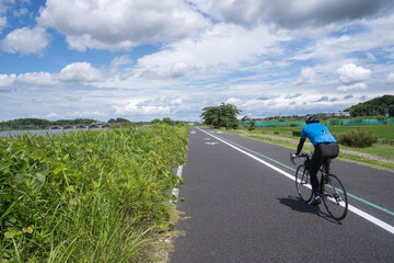 Fototapeta premium 雲とサイクリングロード
