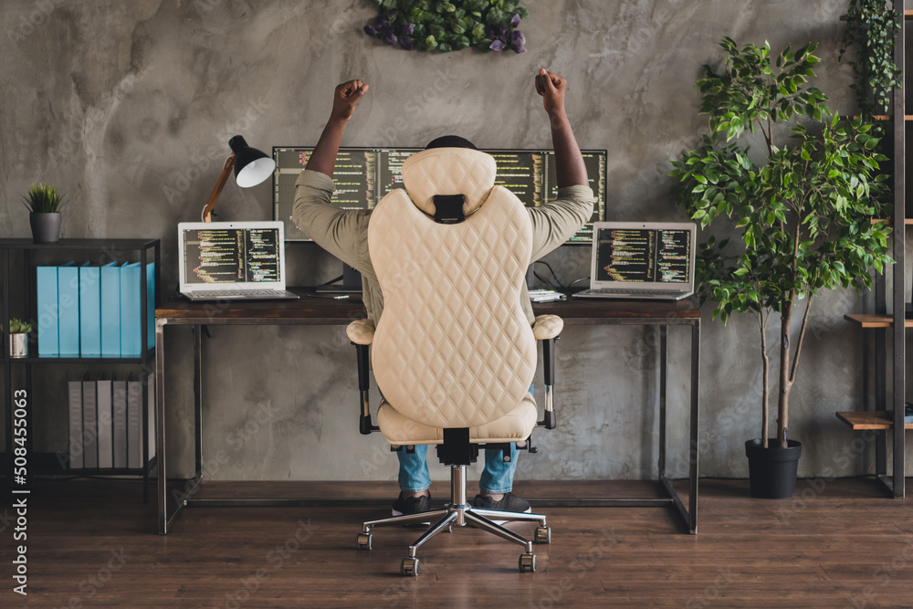 Aufkleber back rear spine photo of guy safety service worker fist up protect operating system hacker sit chair
