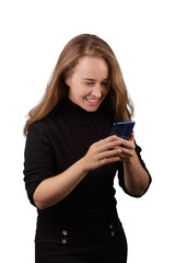 Chica joven rubia eufórica con lo que ve en su teléfono móvil, expresiones 