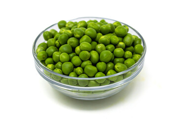 Ciotola di vetro con piselli freschi isolata su sfondo bianco, vista dall'alto