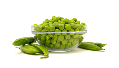 Ciotola di vetro con piselli freschi e baccelli, isolata su sfondo bianco. 