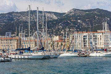 Fototapeta na wymiar Voiliers et bâtiments dans le port de Toulon