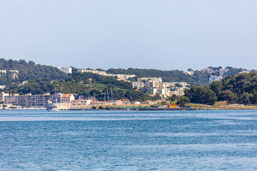 Plan panoramique de bâtiments dans la rade de Toulon
