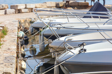 Quatre proues de voiliers amarrés