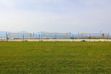 Trois terrains de beach volley