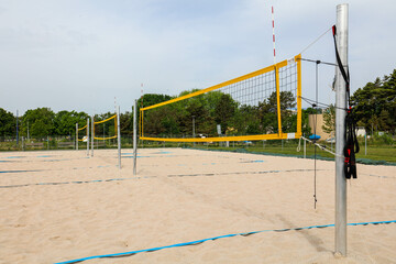 Terrains de beach volley avec filet jaune