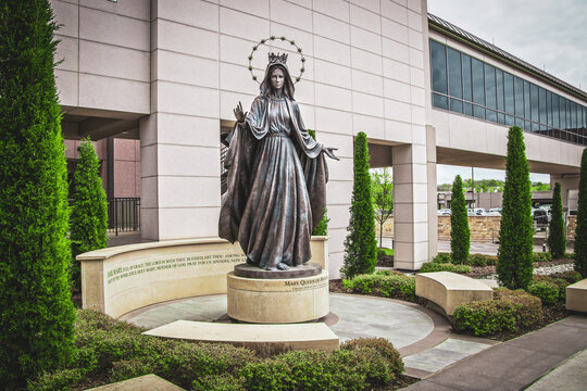 2022_04-21 Tulsa USA - Mary Queen of Heaven Statue on round pedestal in front of St. Francis Hospital in seating area near skybridge and South Entrance