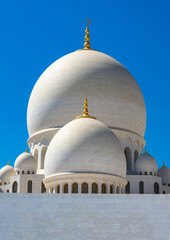 Fototapeta na wymiar Detail of Sheikh Zayed Grand Mosque, white marble domes, Abu Dhabi