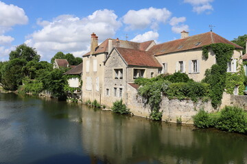 Fototapeta na wymiar La rivière Serein dans le village, village de Noyers sur Serein, département de l'Yonne, France