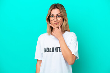 Young volunteer Uruguayan woman isolated on blue background thinking