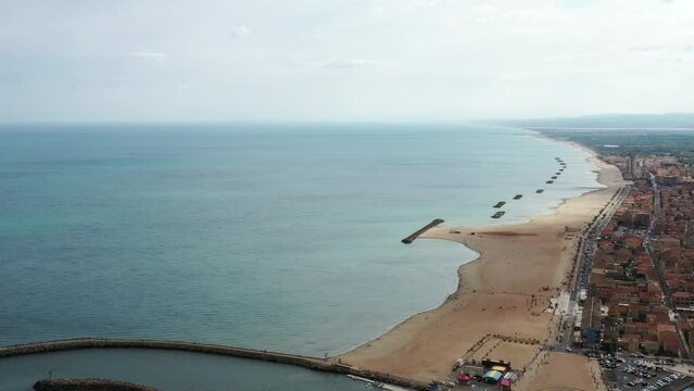 survol des plages de Valras plage sur la c&ocirc;te h&eacute;raultaise dans le sud de la France en Occitanie