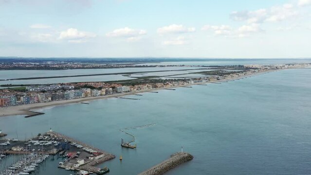 survol du port de Palavas-les-Flots près de Montpellier au bord de la mer méditerranée dans le sud de la France	