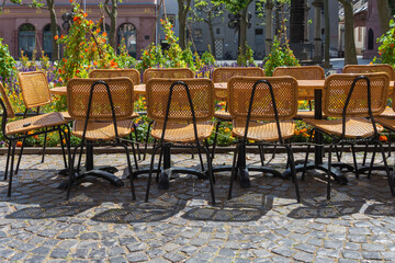 Fototapeta na wymiar chairs and tables in front of a cafe in a city