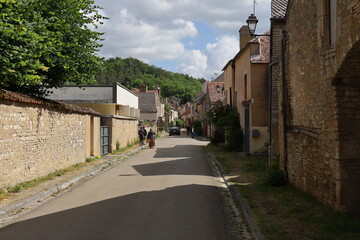 Rue typique, village de Noyers sur Serein, département de l'Yonne, France