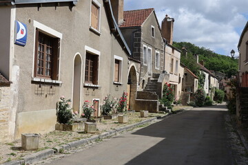 Fototapeta na wymiar Rue typique, village de Noyers sur Serein, département de l'Yonne, France
