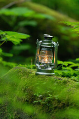 森林とオイルランタン