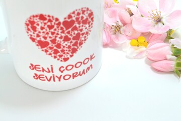 cup of coffee and tulips ,kupa,kupa bardak, çiçek, çiçekler,ayva çiçeği,süsleme,seni çok seviyorum,ifade, Sevgi,pembe çiçekler 