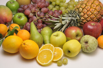 Naklejka na ściany i meble Frutas variadas sobre una mesa