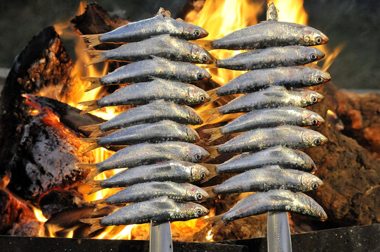 Espetos de sardinas al fuego, en una playa de M&aacute;laga