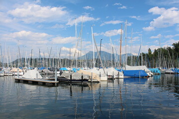 Obraz premium Hafen mit Segelbooten am Vierwaldstättersee bei Luzern in der Schweiz, Swiss