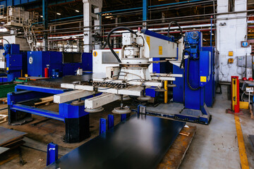 Loading unit of cutting machine. Mechanical vacuum lifter loading metal sheet