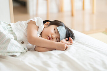 熱で休む4歳の子供（風邪・病気・欠席・睡眠・育児・子育て） - obrazy, fototapety, plakaty