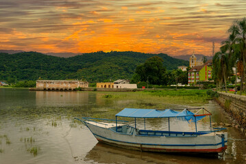 Obraz premium Beautiful sunset on the coast.