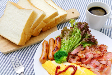 美味しそうなオムレツモーニングセット