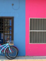 Fototapeta na wymiar bicycle in front of a colorful house