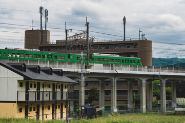 高架鉄道と通過列車