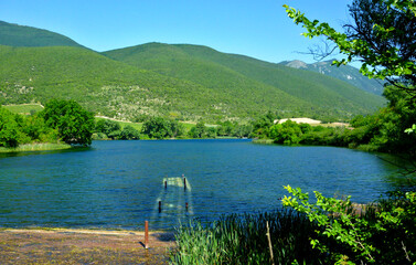 lago di capodacqua in estate tra le montagne