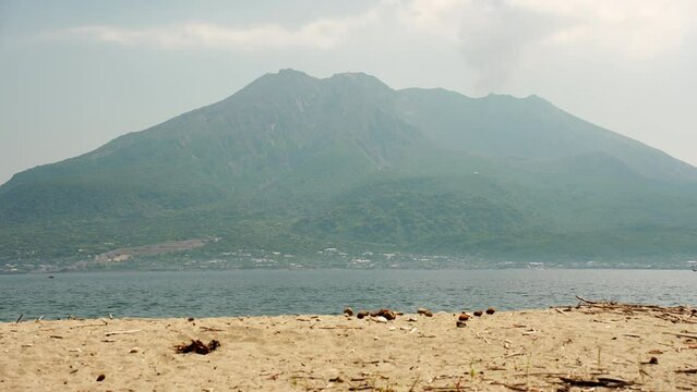 砂浜から眺める桜島の風景