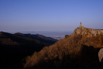 Obraz premium Scenic view of mountains against sky during sunrise