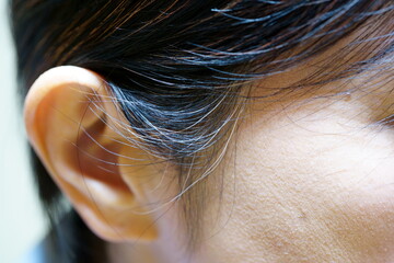 中年女性の耳元のアップ　もみあげの白髪