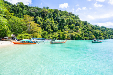 Fototapeta na wymiar beautiful clear water at Surin island