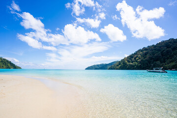 Fototapeta na wymiar beautiful clear water at Surin island