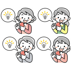 笑顔でスマホを見るシニア女性