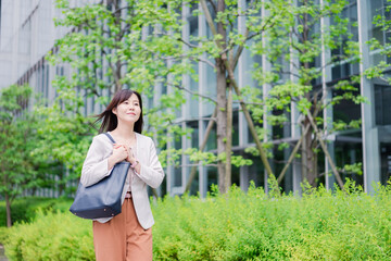 オフィスに出勤する若いビジネスウーマン