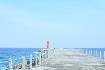 빨강색 등대와 바다