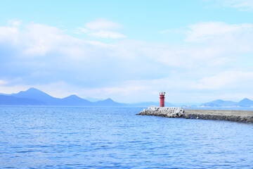 빨간색 등대와 바다 그리고 하늘