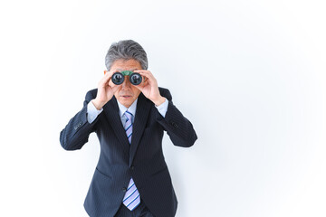 調査をする中年のビジネスマン