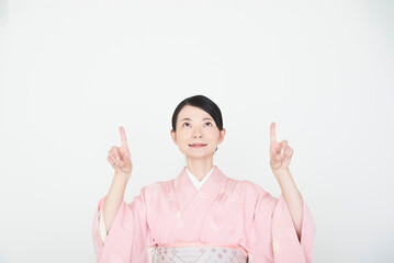 指で指し示す着物を着た女性