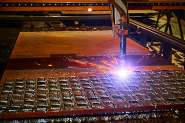Automatic constricted arc cutting of plate iron piece