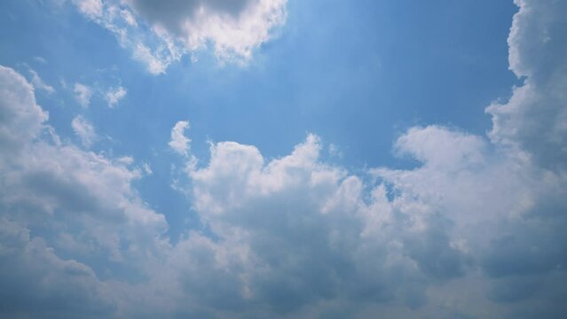 どんどん雲が湧いてきて、晴天の空があっという間に曇り空に変わっていく　タイムラプス　4K UHD
