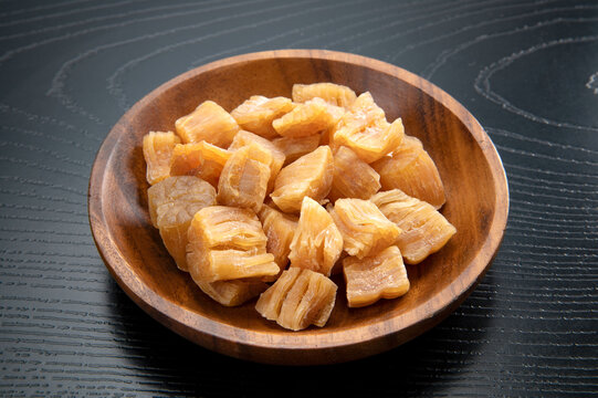 割れた帆立貝の干し貝柱